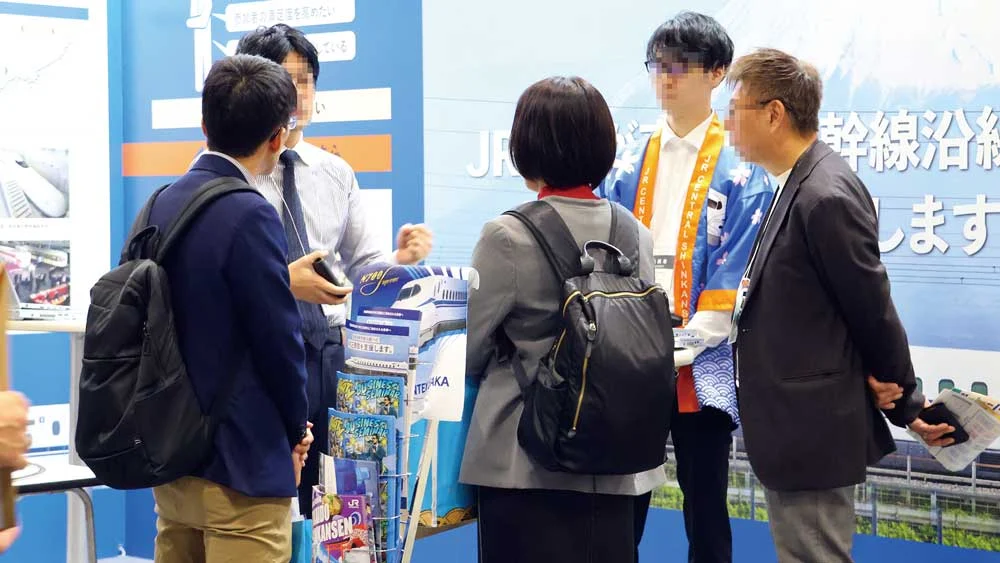 展示ブースでの交流